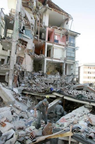 Foto di una casa sventrata dal terremoto de L'Aquila
